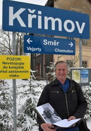 Franz Trux war ein Leben lang als Eisenbahner vorwiegend auf der Strecke Weipert-Komotau unterwegs. Zum Pressetermin gab es ein Wiedersehen für ihn - bei Schnee im Juni. 