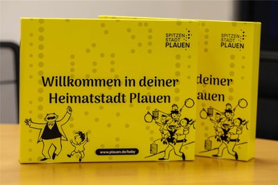 So sieht die neue Babybox von außen aus. Die beliebten Vater-und-Sohn-Figuren zieren den Karton.