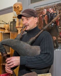 Er kann sie nicht nur bauen, sondern auch spielen. Mario Siegismund mit einem der beiden mittelalterlichen Dudelsäcke, die im Ufa-Film "Der Medicus" zu sehen sein werden. Der Streifen soll Ende 2013 in die Kinos kommen.