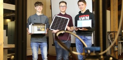 Phil Scheppler, Jonas Buschbeck und Johann Weiss (von links) freuen sich, dass sie mit der Wetterstation bei den Lehrern gut ankamen. 