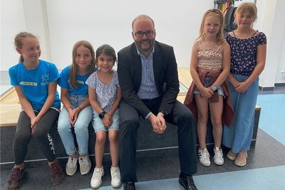 Kurzer Schnappschuss nach der Pressekonferenz mit Kultusminister Christian Piwarz (CDU) für die Schiller-Boten Melina Gläß, Angelina Fischer, Nilufar Dunyamaliyeva, Emilia Tennstädt und Lotta Seidel.