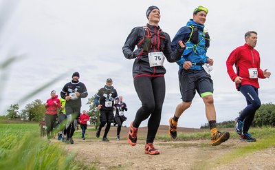 Über Stock und Stein ging es beim Pöhl Trail, der erstmals von einem lokalen Veranstalter ausgerichtet wurde. Wichtig war es bei Wind und Wetter vorsichtig zu laufen und sich den Umständen anzupassen, da die Streckenführung entlang der Wanderwege an der Talsperre führte. 