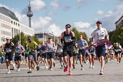 Mit einer gezielteren Vorbereitung traut sich Laurin Drescher (Mitte) eine Marathonzeit von unter 3 Stunden zu.