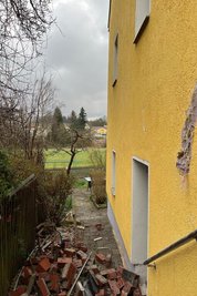 Teile des Schornsteins landeten auf dem Nachbargrundstück.