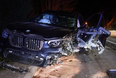 Der Fahrer des stark demolierten BMW musste ins Krankenhaus.