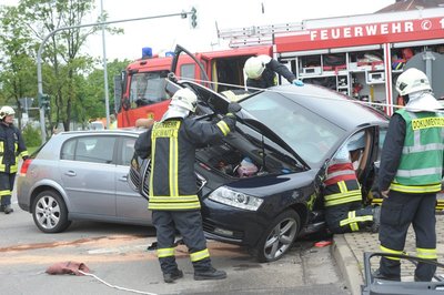 Beim Zusammenstoß eines Opel und eines Audi in in Chemnitz sind am Montag zwei Beteiligte eingeklemmt worden.