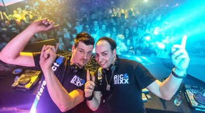Das DJ-Duo Stereoact - Rico Einenkel und Sebastian Seidel (v. l.) - in der Olbernhauer Diskothek "Halle".