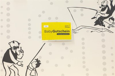 Die neue Babybox enthält auch einen Gutschein im Wert von 50 Euro, der in verschiedenen Geschäften für Kinderbedarf eingelöst werden kann.
