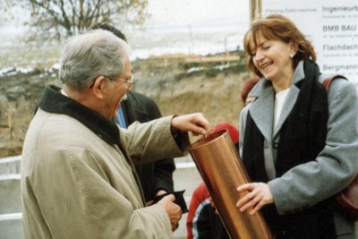 Grundsteinlegung 2004 für eine neue Kita in Erla-Crandorf. Schwarzenbergs damalige Oberbürgermeisterin Heidrun Hiemer hält die kupferne Hülse. Stets bei solchen Anlässen zückte Landrat Matko seine Geldbörse und warf Münzen hinein.