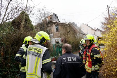 Die meisten Steine landete auf dem Nachbargrundstück, richteten dort auch einigen Schaden an.
