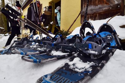 Zwei Schneeschuhwanderungen werden am Wochenende in Oberwiesenthal angeboten.