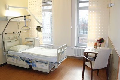 Aus ursprünglich 432 Betten in 20-Mann-Sälen wurden 829 Betten ein Ein- und Zweibettzimmern.