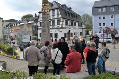 Zur Erlebnisnacht gehört auch ein Rundgang mit dem Zwönitzer Türmer; hier mit Matthias Franke (Mitte).
