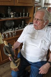 Karl Matko im Alter von 80 Jahren in seinem Haus in Erla-Crandorf mit seinem Selbstbildnis, das er als geschnitzte Figur zu seinem 60. Geburtstag geschenkt bekam.