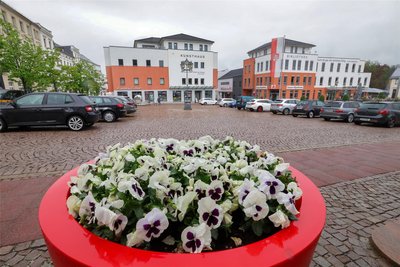Auf dem Markt in Meerane liegt am Mittwoch ein „Mut-mach“-Buch aus.