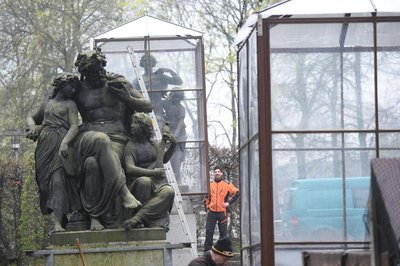Die Glashüllen, die die Schillingschen Figuren im Winter schützen, wurden entfernt.