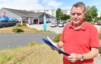 Falk Porstein auf dem Fußweg an der Olbernhauer Straße in Freiberg. Den Parkplatz im Hintergrund meide er jetzt, sagt der Rentner. 