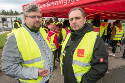 Thomas Bittner von der Gewerkschaft Verdi und der stellvertretende Betriebsratsvorsitzende Jens Grunewald (v. l.) im Gespräch.