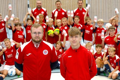 Dave Haase (r.) und Dominik Naujoks sind beim Futsal-Feriencamp als Trainer aktiv .