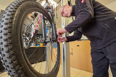 Mario Englert stellt in der Service-Werkstatt des neuen Fahrradgeschäfts „Rad Elster“ in Bad Elster ein Fahrrad neu ein.