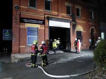Da in der Halle zahlreiche Farben und Lacke vermutet wurden, setzten die Feuerwehren Löschschaum ein.