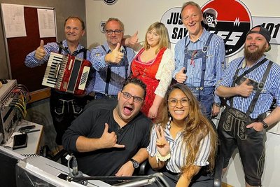 The Millers in der Oktoberfest-Besetzung für Sri Lanka mit René Schröder, Pieter Müller, Vivien Müller, Ralph Otto, Alexander Seidel (von links). Nach dem Besuch bei einem Radiosender mussten die Musiker aus dem Vogtland immer wieder Autogramme geben.