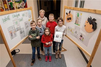  Die beiden Viertklässler Rafael und Josi, Sarah aus der 2. Klasse, Dominic aus der 3. Klasse und Esther aus der 4. Klasse (von links) freuen sich mit Erzieherin Gudrun Völz, die Arbeiten nun öffentlich zeigen zu können.