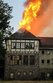 Meterhoch schlugen Flammen 2019 aus dem Haus. 