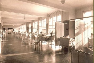 Aus ursprünglich 432 Betten in 20-Mann-Sälen wurden 829 Betten ein Ein- und Zweibettzimmern.