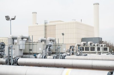 Blick auf die Kühlanlagen und die Gasverdichter des Untergrund-Gasspeichers der VNG AG.