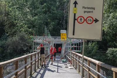 An der Brücke des Pfortenstegs über die Chemnitz werden mit einigem Aufwand Geländer in Ordnung gebracht.