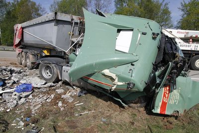 Der Unfall eines mit gut 25 Tonnen Schutt beladenen Lasters hat am Montagfrüh auf der A4 bei Rossau für Behinderungen gesorgt. 