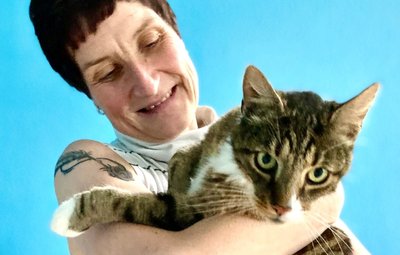 Diana Glöckner mit Schmusetiger Teddy, der erst seit wenigen Tagen im Bockauer Tierheim lebt und ein neues Zuhause sucht. 