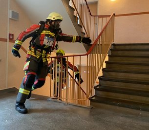 Das Hochhaus in der Marienthaler Straße 40 war Austragungsort des 7. Zwickauer Hochhaus-Treppenlaufes. Dabei kämpften auch Feuerwehrleute mit vollem Einsatz um vordere Plätze. 