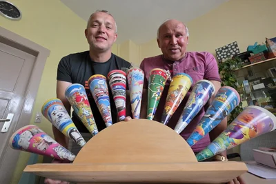 Michael Schautschick (rechts) ist froh, dass die Unternehmensnachfolge geregelt ist, sein Sohn Mathias die Zuckertütenproduktion in Markneukirchen aufrecht erhält.