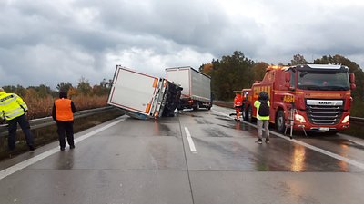 Auf der A 72 bei Harteinstein kippte ein Lkw-Anhänger um. Die Fahrbahn wurde vorübergehend voll gesperrt. 