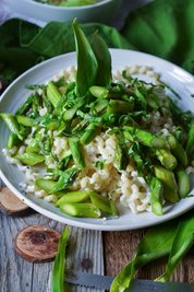 Fünf Zutaten, Salz und Pfeffer: Diese Pasta mit grünem Spargel ist fast so schnell zubereitet wie ein Fertiggericht.