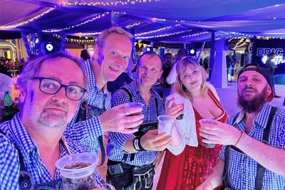 Sieht nach Party aus, war aber harte Arbeit: The Miller in einer Pause zwischen den Auftritten beim Oktoberfest in Colombo.