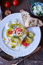 Cremig, würzig, lecker: Für den gebackenen Feta sieht Kochbuch-Autorin Christina Heß 30 Minuten im Ofen vor - währenddessen hat man allerdings Zeit für etwas anderes.
