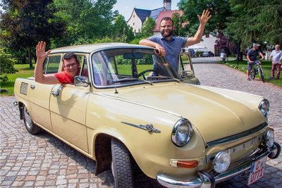 Robert Schapitz und Marcel Jaroch (v. l.) haben gespart, um mit Marcel Jarochs Skoda MB 1000 an der Rallye teilnehmen zu können.
