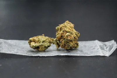 Wegen Handeltreibens mit Betäubungsmitteln - mehrfach Marihuana - ist ein Mann aus dem Vogtland vor dem Landgericht Zwickau zu einer Freiheitsstrafe von 1 Jahr und 9 Monaten, ausgesetzt zur Bewährung, verurteilt worden.