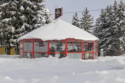 „Sabines Schirmbar“ am Fuß des Oberwiesenthaler Hauptskihangs wird es weiter geben.