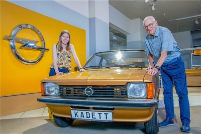 In den perfekt restaurierten und außerordentlich gepflegten Opel Kadett Coupé, Baujahr 1979, wird Eckard Lorenz (r.) mit seiner Enkeltochter Lisa am Wochenende steigen. Das gute Stück glänzt nicht nur mit seinem Äußeren.