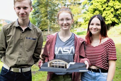 Haben einen Entwurf mit viel Licht geplant: Erik Burgdorf, Selma Zuber und Luna Chantal Riemer (von links).