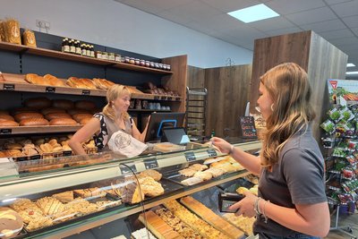 Verkäuferin Nadine Mehner und Antonia Dietel in der neuen Filiale der Bäckerei Schmieder in Neuhausen.