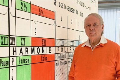 Karlheinz Stockhausen (1928 - 2007) vor der grafischen Darstellung eines seiner Stücke. Als einer der bedeutendsten deutschen Komponisten des 20. Jahrhunderts spaltete er Publikum wie Kritiker.