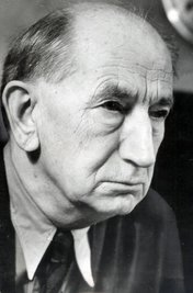Karl Otto war Chefredakteur der Chemnitzer KPD-Zeitung "Kämpfer" und nach 1945 Leiter des Kulturamtes sowie Verwaltungsdirektor des Theaters. Zudem schrieb er Gedichte.