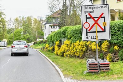 Bislang sind die Umleitungsschilder in der Ortslage Langhennersdorf noch durchgestrichen.