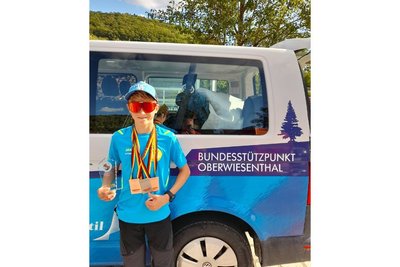 Matti Ben Thumser mit seinen drei Plaketten.