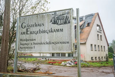 Das Gästehaus am Erzgebirgskamm in Johanngeorgenstadt steht seit langem leer. Jetzt wird es abgerissen.